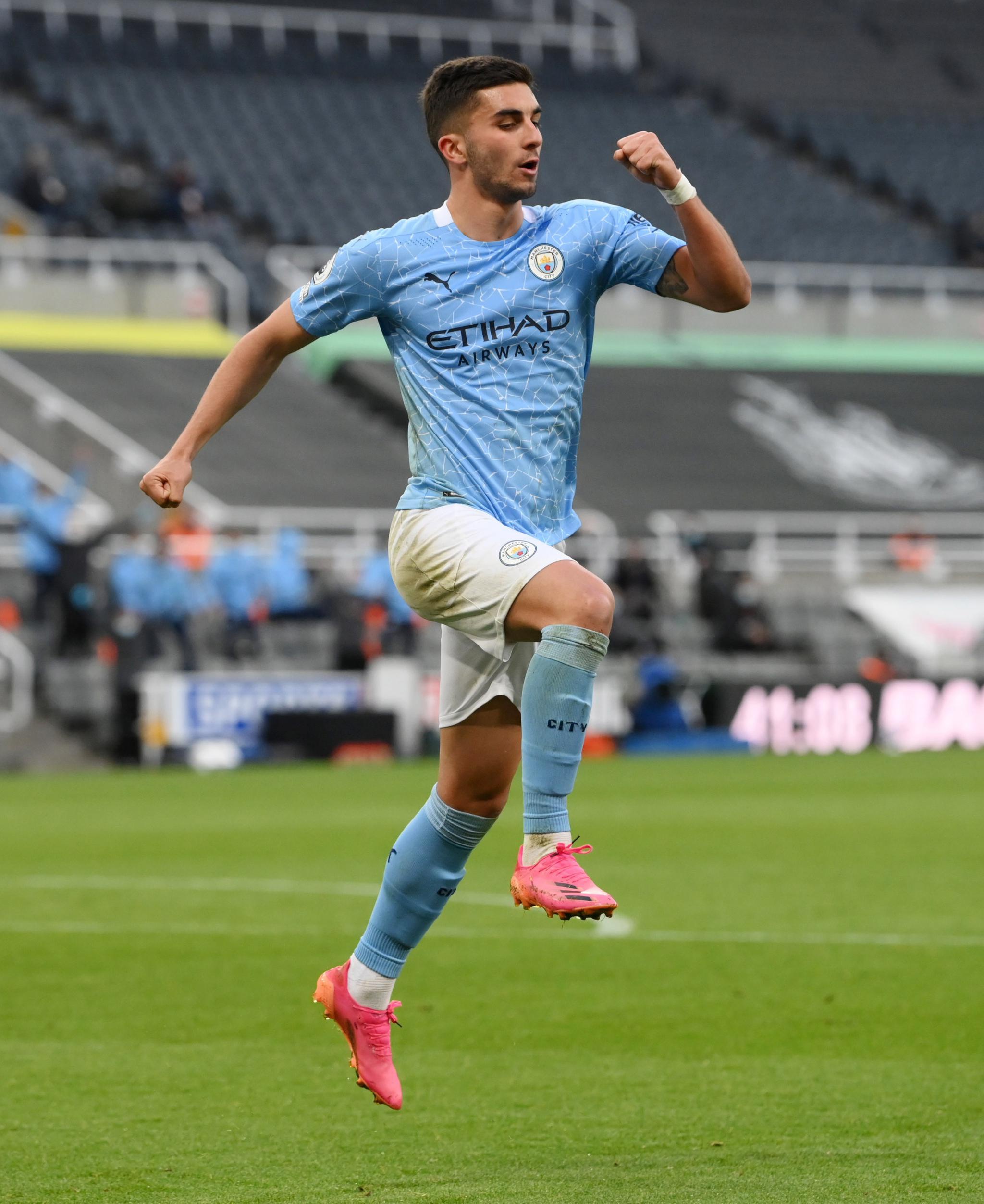 lol 新英雄-纽卡斯尔赛后状态回暖，志在英超名次提升，媒体盛赞，临场指挥获称赞的简单介绍