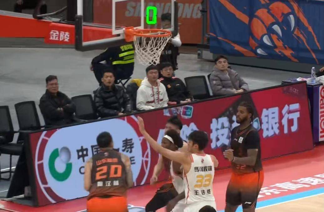 lol 新英雄-赛地聚焦：CBA常规赛国际比赛日热度飙升；山东男篮强势反弹；管理层满意；身体对抗强度拉满的简单介绍