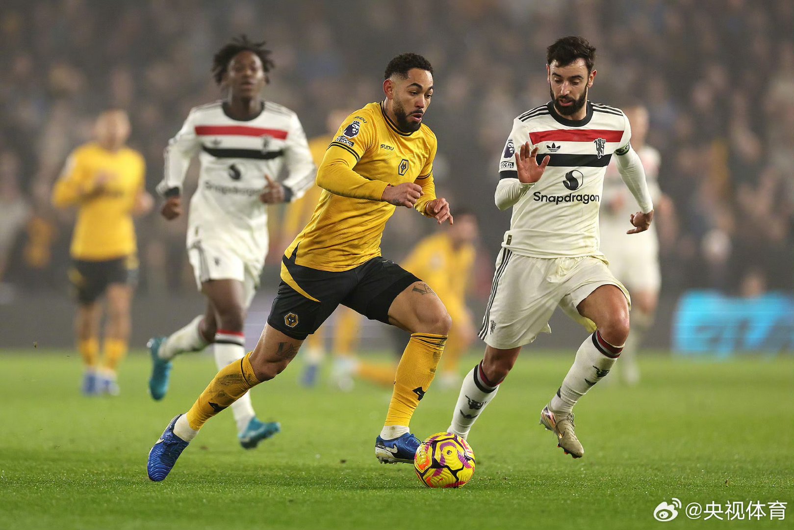 lol 外服加速器-关于曼联训练开放日；冲刺阶段远射贴柱引欢呼；德国杯在即；更衣室氛围转暖的信息