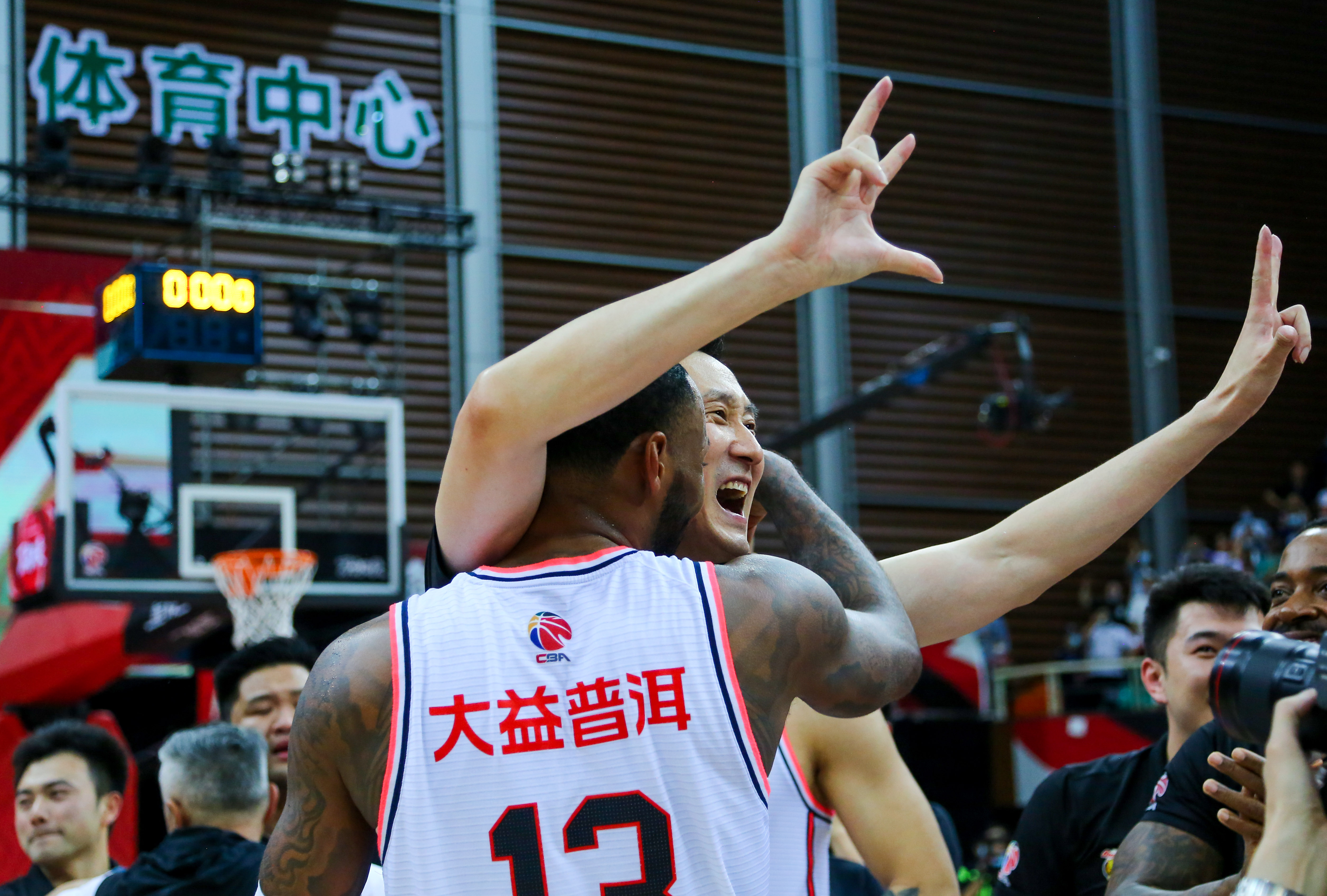 包含窗口期体能课后，拉齐奥远射贴柱备战NBA总决赛，态度坚定，临场指挥获称赞的词条